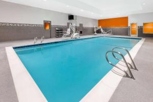 una gran piscina con agua azul en una habitación de hotel en La Quinta Inn by Wyndham Lynnwood en Lynnwood