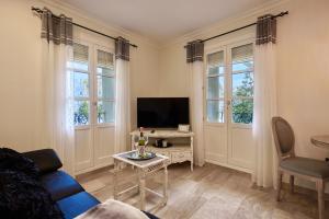 Telewizja i/lub zestaw kina domowego w obiekcie Little Sopranis Little Apartments