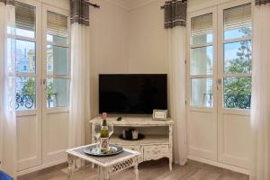 Telewizja i/lub zestaw kina domowego w obiekcie Little Sopranis Little Apartments