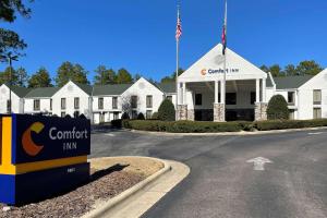 una señal de la posada confirmada frente a un edificio en Comfort Inn, en Pinehurst