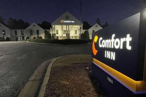 una señal para una posada confort al lado de una carretera en Comfort Inn, en Pinehurst