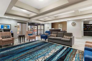 vestíbulo con sofá, sillas y mesa en Comfort Inn & Suites Near Medical Center, en San Antonio