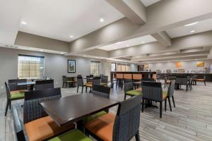 a dining room with tables and chairs in a restaurant at Comfort Inn & Suites Near Medical Center in San Antonio