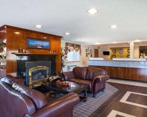 a living room with leather furniture and a fireplace at Comfort Inn Kirkland in Kirkland