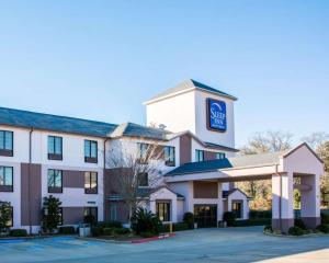 um hotel com uma placa na frente em Sleep Inn & Suites Pineville - Alexandria em Pineville
