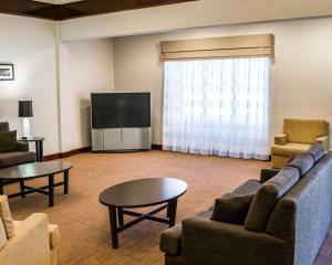 uma sala de estar com um sofá e uma televisão de ecrã plano em Sleep Inn & Suites Pineville - Alexandria em Pineville