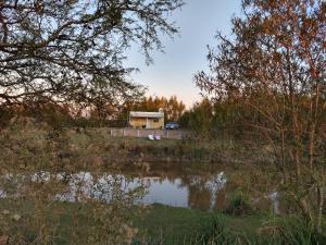 een huis op een heuvel naast een waterlichaam bij Cabaña en Ibicuy in Ibicuy