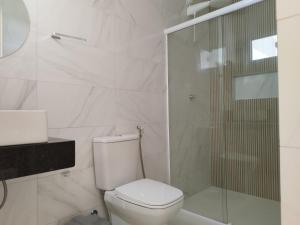 馬拉戈日的住宿－Bless，一间带卫生间和玻璃淋浴间的浴室