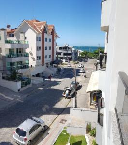 Luftblick auf eine Straße in einer Stadt in der Unterkunft Hermoso departamento en Bombas con vista al mar in Bombinhas