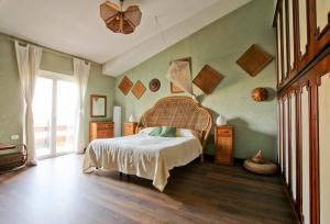 Un dormitorio con una cama y una ventana grande. en Villa on the edge of town, en Roma