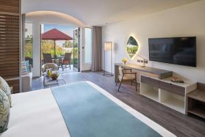 TV a/nebo společenská místnost v ubytování JA Palm Tree Court, Dubai