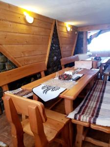 comedor con mesa de madera y bancos en Agroturystyka u Marii en Białka Tatrzanska