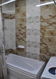 ein Badezimmer mit einer Dusche, einem WC und einer Badewanne in der Unterkunft Mercy gardenia apartment-heliopolis new Cairo 518 Al Yasmin Zone,6th floor in Kairo