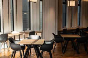 una fila de mesas y sillas en una habitación con ventanas en hotel androoms Nagoya Fushimi, en Nagoya