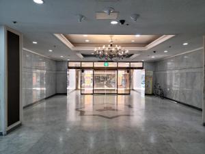 a lobby of a building with a chandelier at Canberra Town 439-3 in Changwon