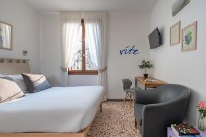 Schlafzimmer mit einem Bett, einem Schreibtisch und einem Stuhl in der Unterkunft Rimon Place-Kosher in Venedig