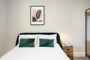 Ένα ή περισσότερα κρεβάτια σε δωμάτιο στο Stylish modern apartment near the city centre with nearby off-road parking