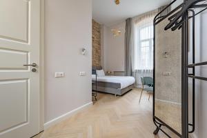 una camera con un letto e una porta per una stanza di GRAND CROWN a Vilnius