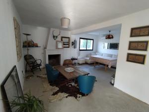 a living room with a table and a couch at LA GORDA in Castilblanco de los Arroyos