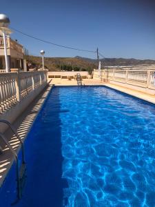 בריכת השחייה שנמצאת ב-Casa Luna - Sea view apartment Bolnuevo או באזור