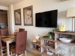 TV a/nebo společenská místnost v ubytování Casa Luna - Sea view apartment Bolnuevo