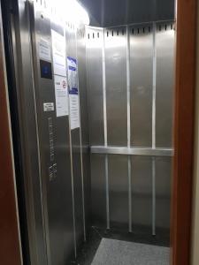 eine Reihe von Metallschließfächern in einem Raum in der Unterkunft Hermoso departamento en Bombas con vista al mar in Bombinhas