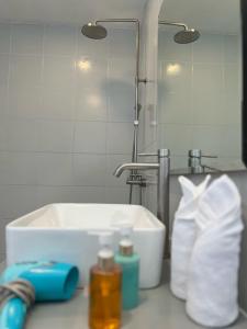 un bancone del bagno con lavandino e specchio di Lagoon Villa Thoddoo a Thoddoo