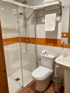 TorrellesにあるCasa Rural Hospital de las Palabrasのシャワー、トイレ、洗面台を備えたバスルーム
