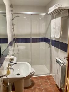 TorrellesにあるCasa Rural Hospital de las Palabrasのバスルーム(シャワー、トイレ、シンク付)