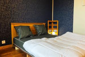 - une chambre avec un lit et une chaise dans l'établissement Bright and cosy flat - Alliés #ER, à Grenoble