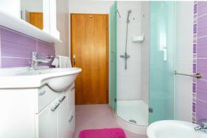 La salle de bains est pourvue d'un lavabo et d'une douche. dans l'établissement Apartments Dinka Vantačići, à Malinska