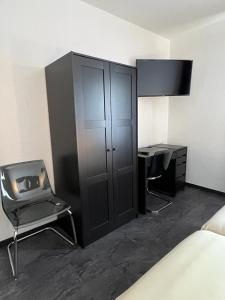 1 dormitorio con cama, escritorio y silla en Hotel Dümptener Hof, en Mülheim an der Ruhr