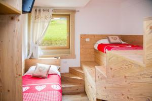 Postel nebo postele na pokoji v ubytování Alpen Chalet - Charme Mountain Hotel -