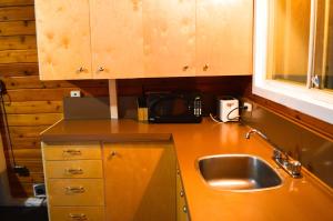 Кухня или мини-кухня в Red Shutter Cabin
