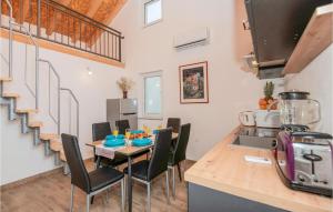 una cucina e una sala da pranzo con tavolo e sedie di Nice Home In Zavojane With Kitchen a Zavojane