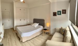 Habitación blanca con cama y sofá en Apartamentos Bruja, en Santa Cruz de Tenerife 37 fotos más
