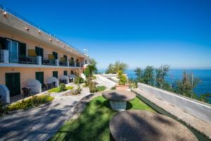 - une vue depuis le balcon d'un bâtiment avec un banc dans l'établissement Hotel Villa Ireos, à Ischia