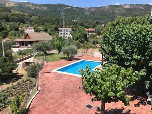 an aerial view of a house with a swimming pool at Casa Rural El Batán Casa rural 37 personas in Toledo