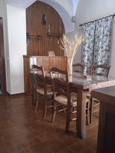 jadalnia z drewnianym stołem i krzesłami w obiekcie La casa de la cuevecita w mieście Arcos de la Frontera