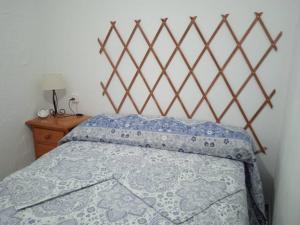 Łóżko lub łóżka w pokoju w obiekcie La casa de la cuevecita