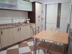 kuchnia ze stołem, krzesłami i zlewem w obiekcie La casa de la cuevecita w mieście Arcos de la Frontera +9 zdjęć