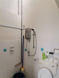 bagno con doccia e servizi igienici. di Eng Ban Hin guesthouse a Malacca