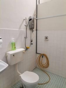 ein Bad mit einem WC und einem Waschbecken in der Unterkunft Eng Ban Hin guesthouse in Malakka
