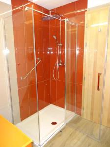 y baño con ducha y mampara de cristal. en Fedrig Rooms with bathroom & Hostel Rooms, en Kobarid