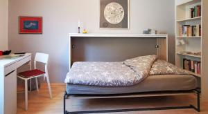 Posto letto in camera con scrivania e sedia. di Bed&Breakfast_Einzelzimmer a Sauerthal