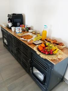 una mesa con comida encima de un mostrador en Villa Mahot en Petite Île
