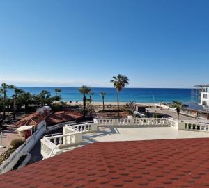 uma vista para a praia a partir do telhado de um edifício em Azak Hotel em Alanya