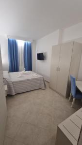 una piccola camera con due letti e una finestra di ValGiuSi Resort a Capo Vaticano