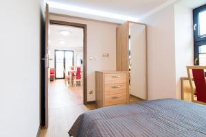 sypialnia z łóżkiem, komodą i lustrem w obiekcie Małe Tęczowe Wzgórze w Wiśle