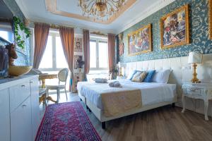 ein Schlafzimmer mit einem großen Bett mit blauer Tapete in der Unterkunft Royal Olympus Verona - Royal Welcome in Verona